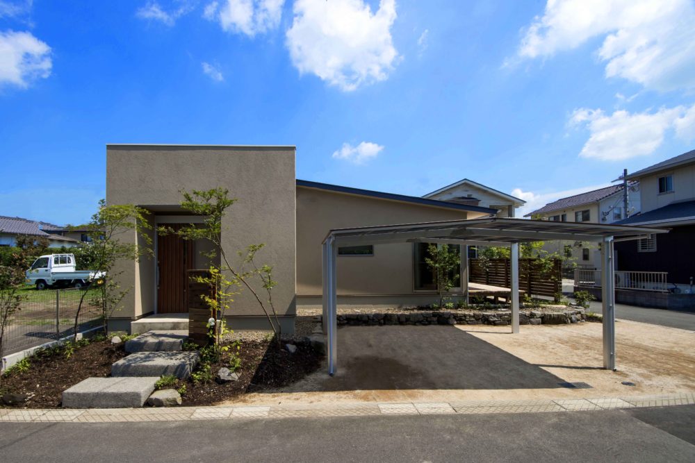 静かな住宅街に印象の残る平屋
