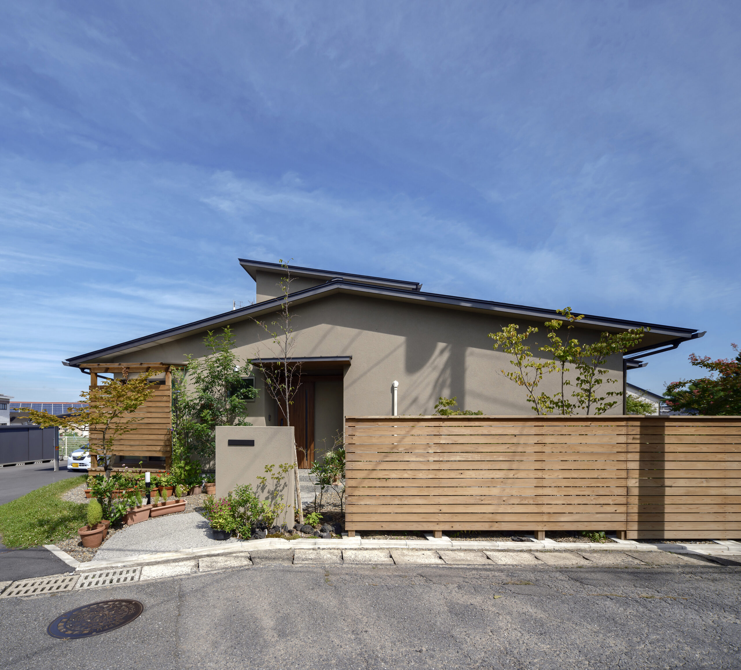 平屋＋プライベート空間の2階建ての家