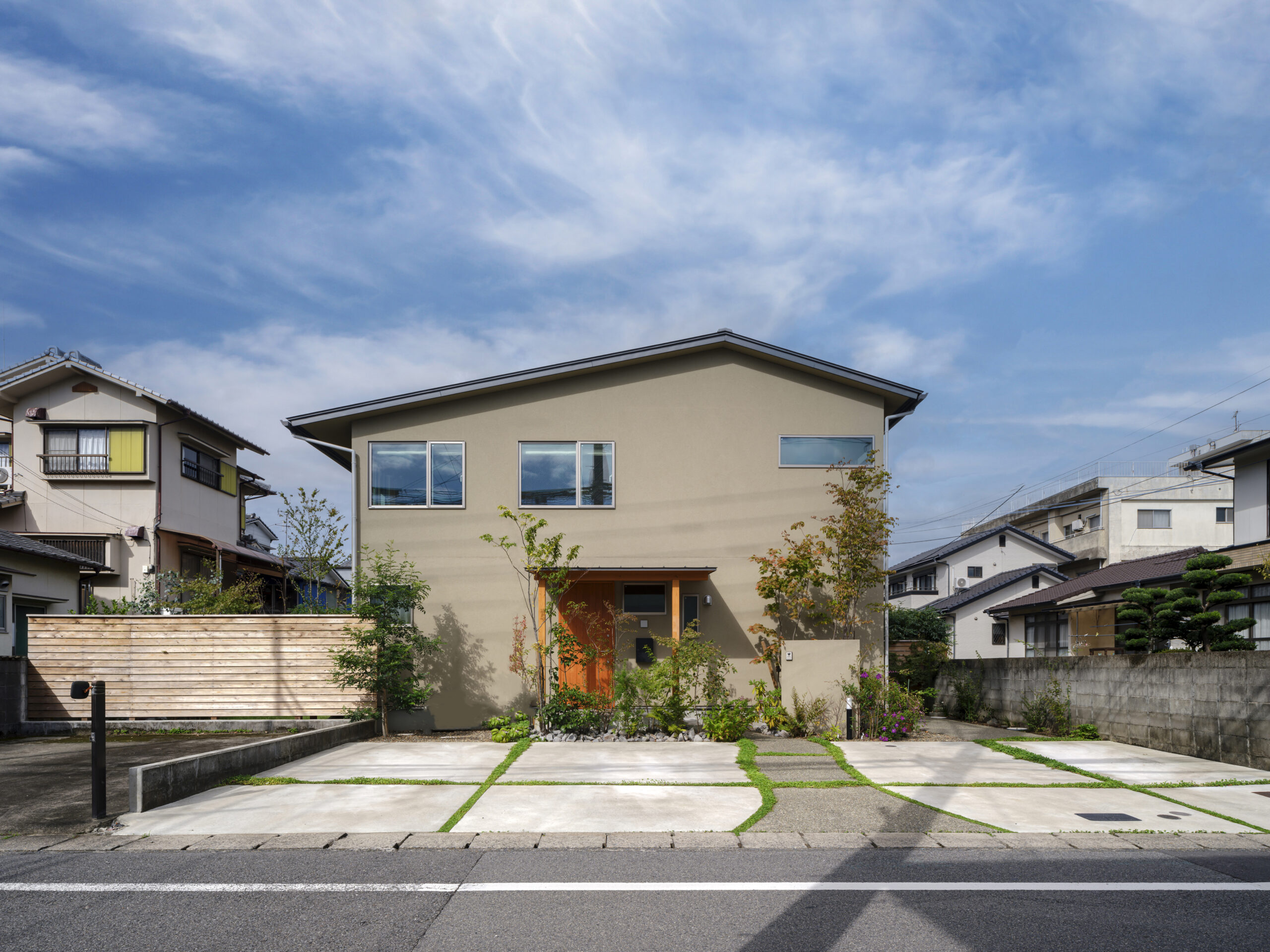 住宅街に建つ2階リビングの府内町家