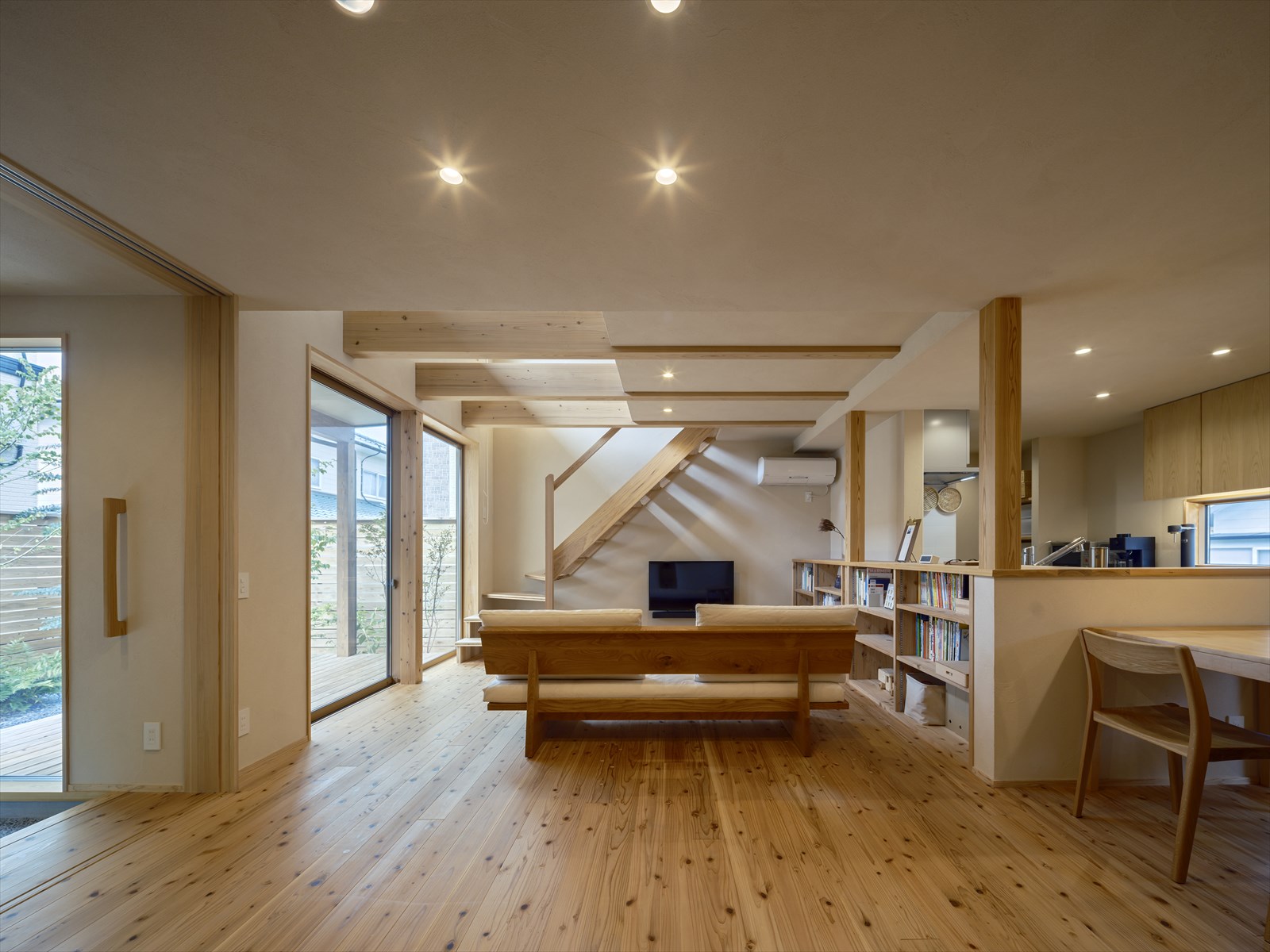 住宅街に建つお庭と空を眺める家