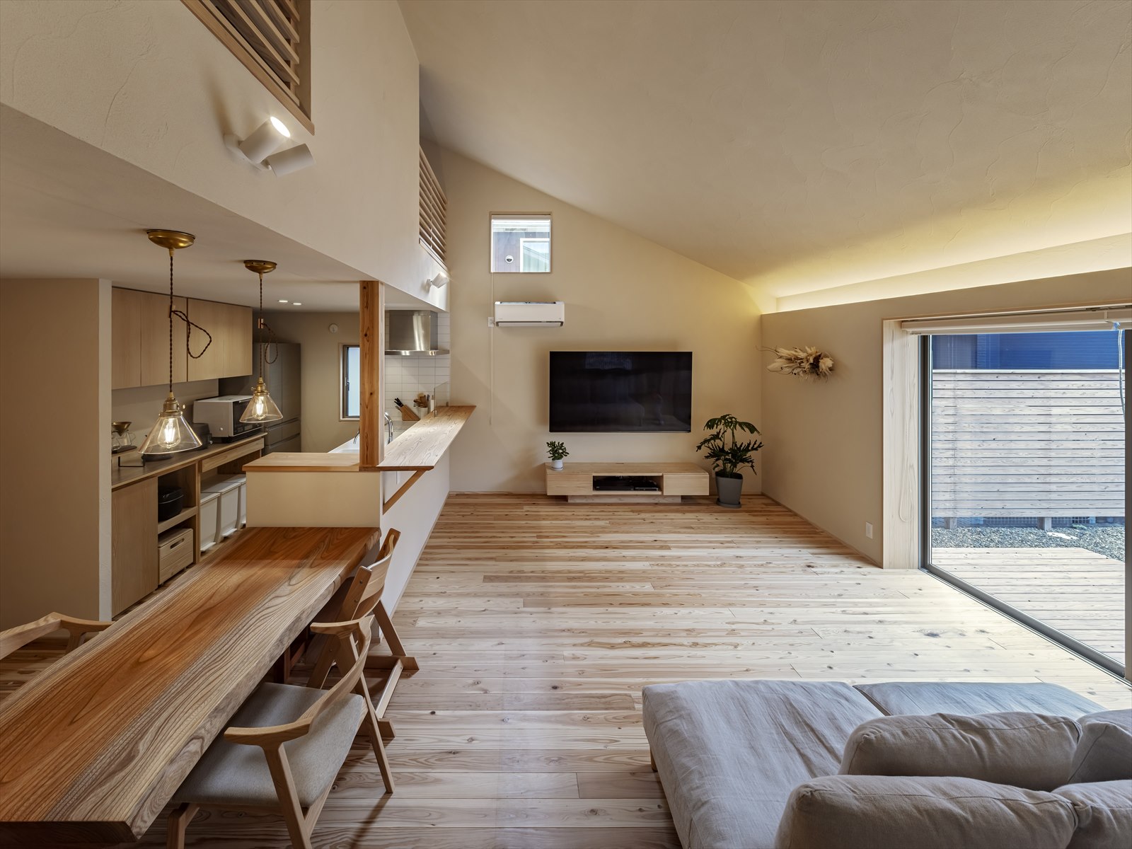 1階と2階がつながった大屋根の家