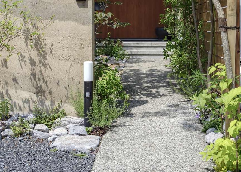 自然石（割栗石）と植物でつくる景観美
