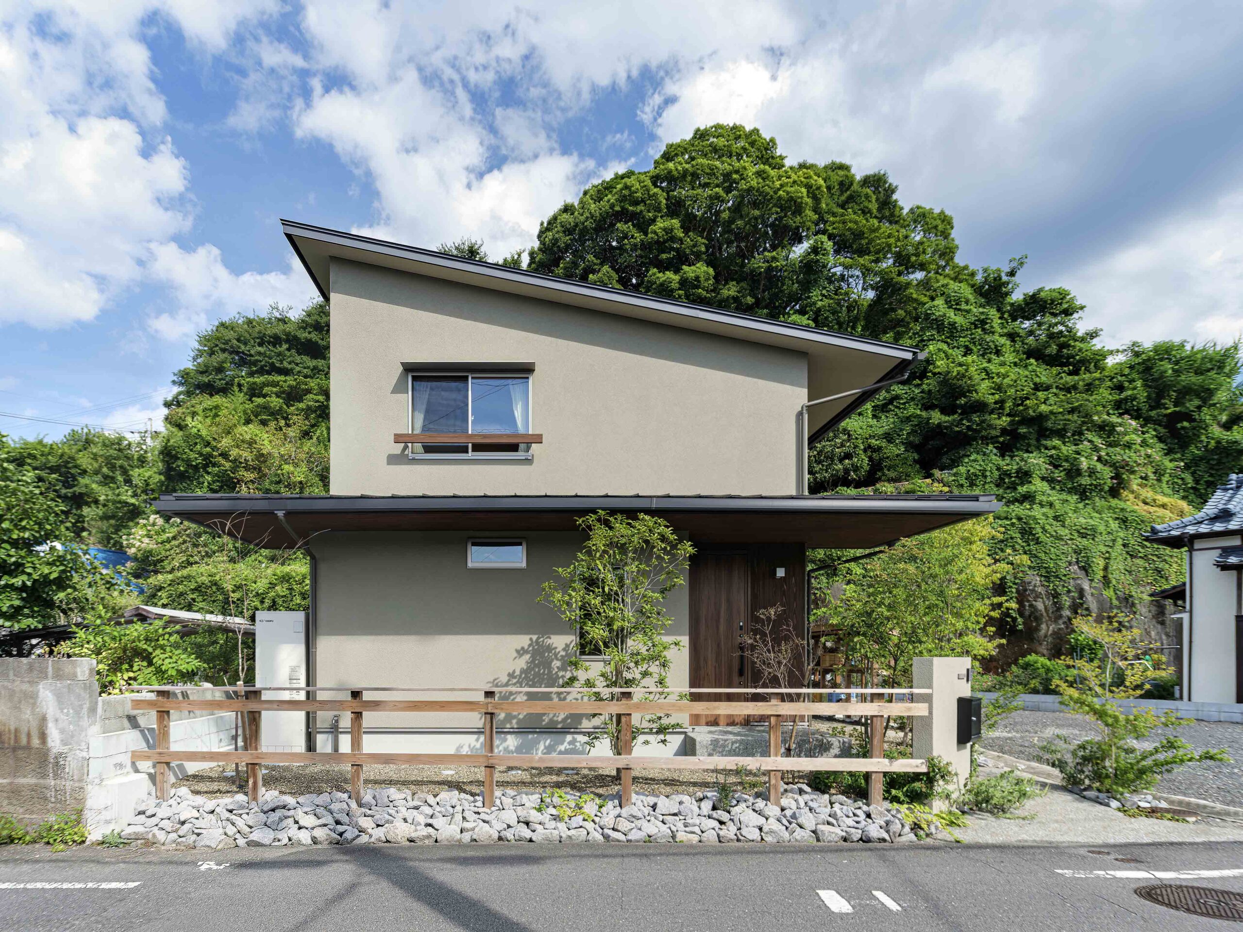 薪の灯りに集う家