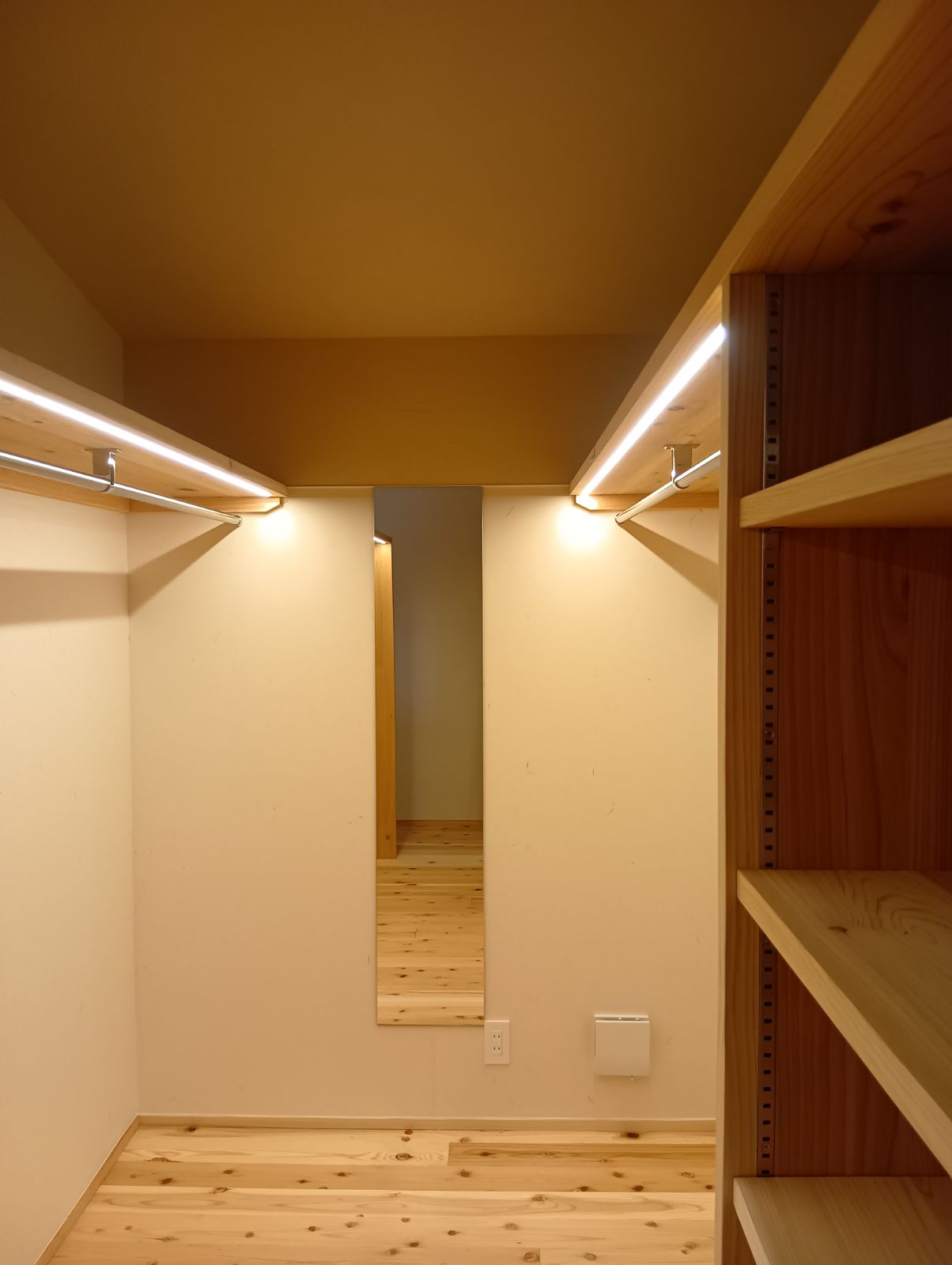 脇役のような照明だけど